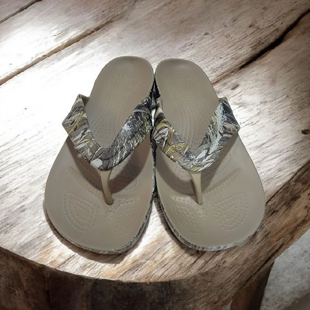 Crocs Camo Women's Size 11 Sandals in Camo and Patterned Design